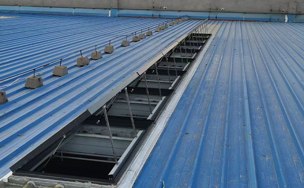 某城市大型商业综合体中庭玉树排烟窗工程